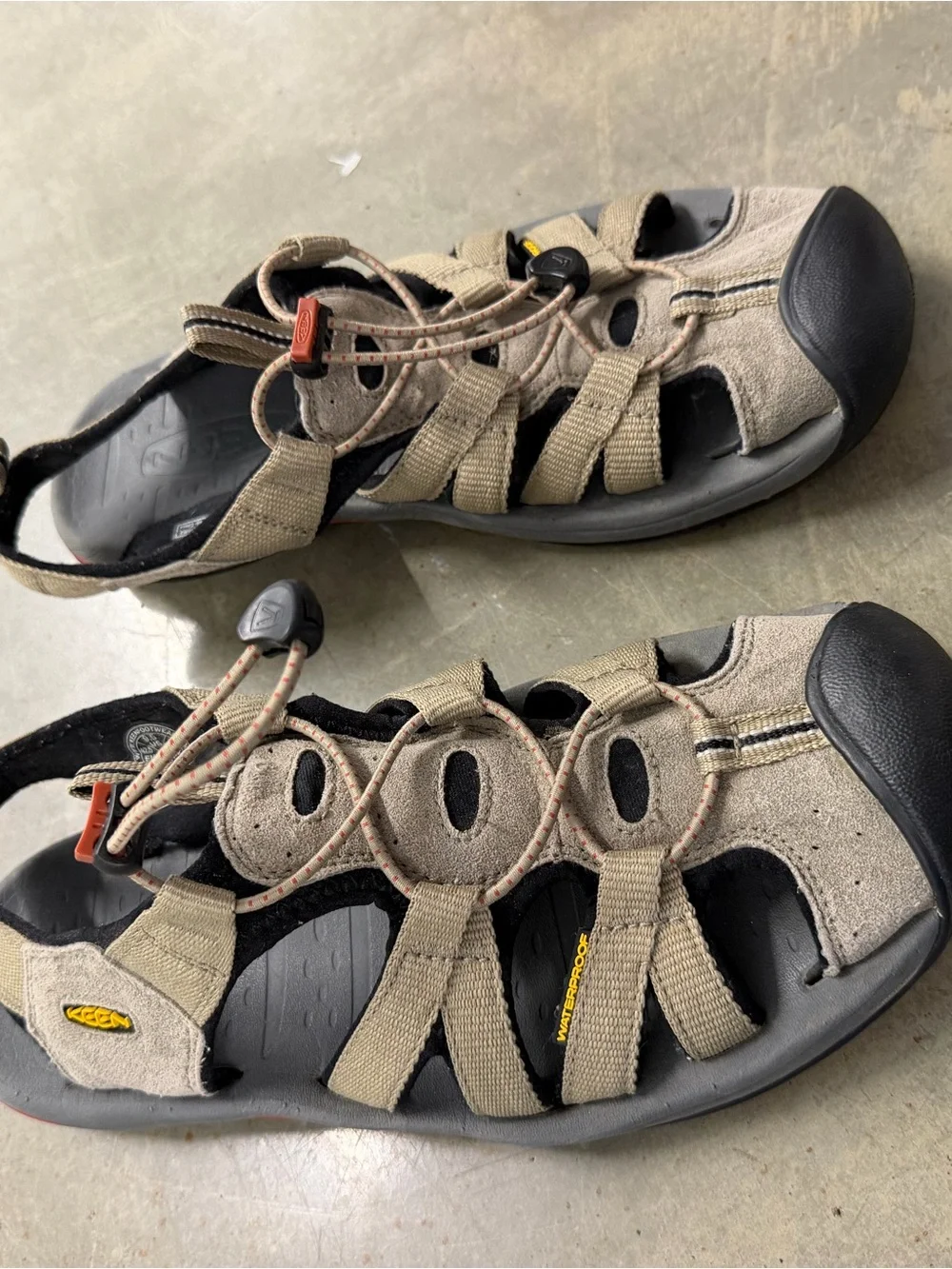 KEEN Newport H2 Waterproof Sandals Men’s 9.5 Beige Gray Closed Toe Hiking